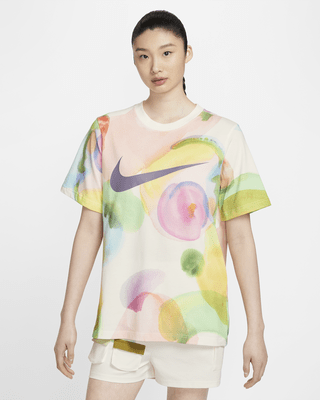 Nike Sportswear Essential Women's Printed T-Shirt. Nike IN Nike Sportswear Essential Women's Printed T-Shirt. Nike IN